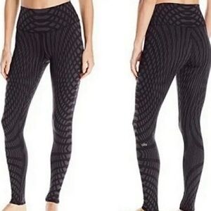 ALO YOGA High Waist Airbrush Arches 7/8 Leggings, black and gray